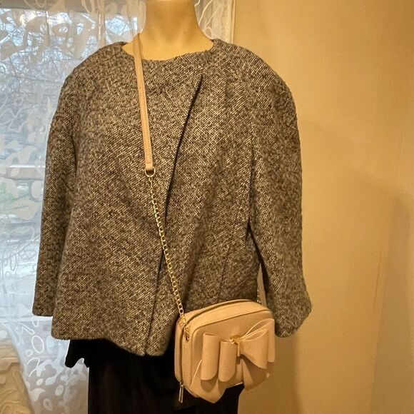 Crossi bow bag in blush Taupe with gold hardware - Picture 2 of 9